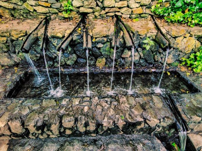 Se ven unas pequeñas fuentes de agua que son los chorros saliendo de las piedras, en mitad de la naturaleza