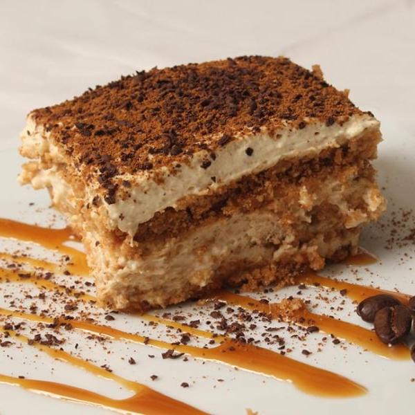 Tiramisú o dulce de repostería emplatado